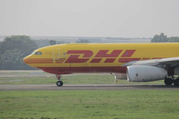DHL призупинить доставку США посилок ціною від $800 для приватних осіб